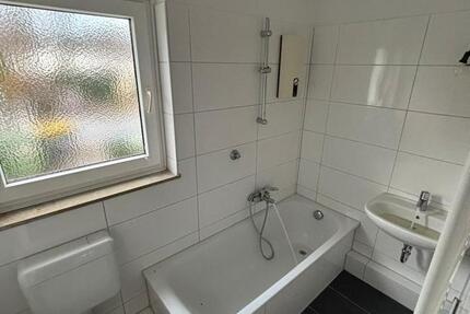 *Gemütliche FRISCH RENOVIERTE 2-Zimmerwohnung im ERDGESCHOSS - Mit Balkon* 2 zimmer