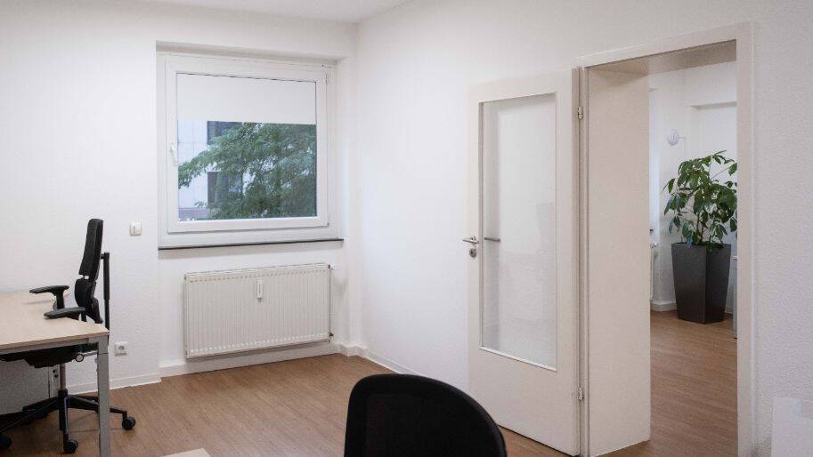 Renovierter Büroraum zur Untervermietung mit Gemeinschaftsflächen - All-in-Miete