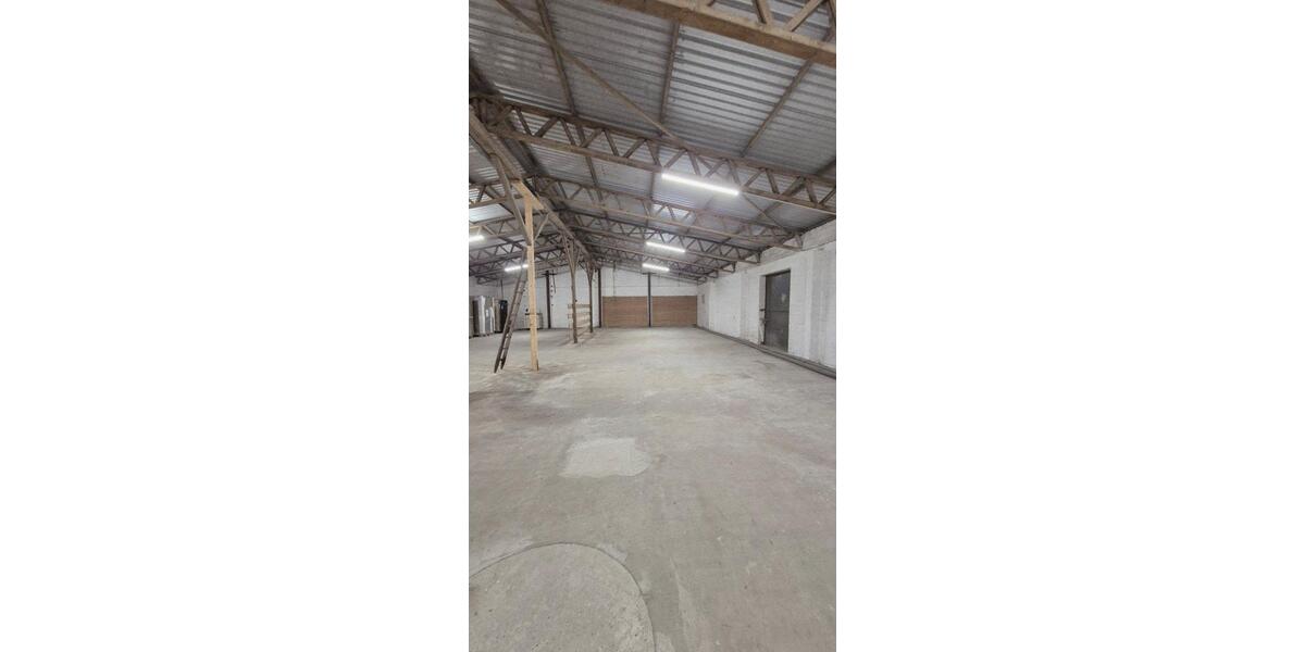 Lagerhalle 376 m² mit Rampe – trocken, ebener Zugang über Rolltor zimmer