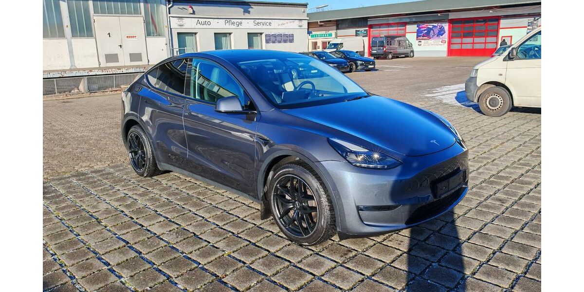 Tesla Model Y 63.541 km 32.870 &euro; Braunschweig 38112
