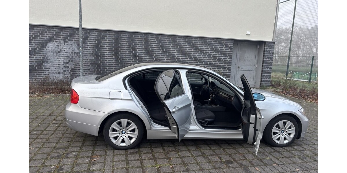 BMW 320 98.000 km 6.750 &euro; Gütersloh 33330