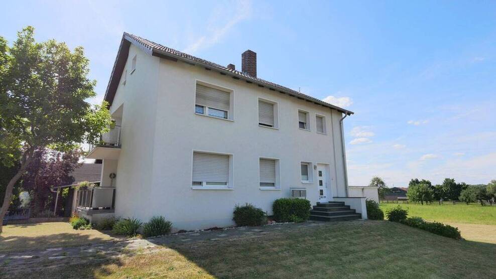 Zweifamilienhaus mit Ausbaupotential und großem Grundstück