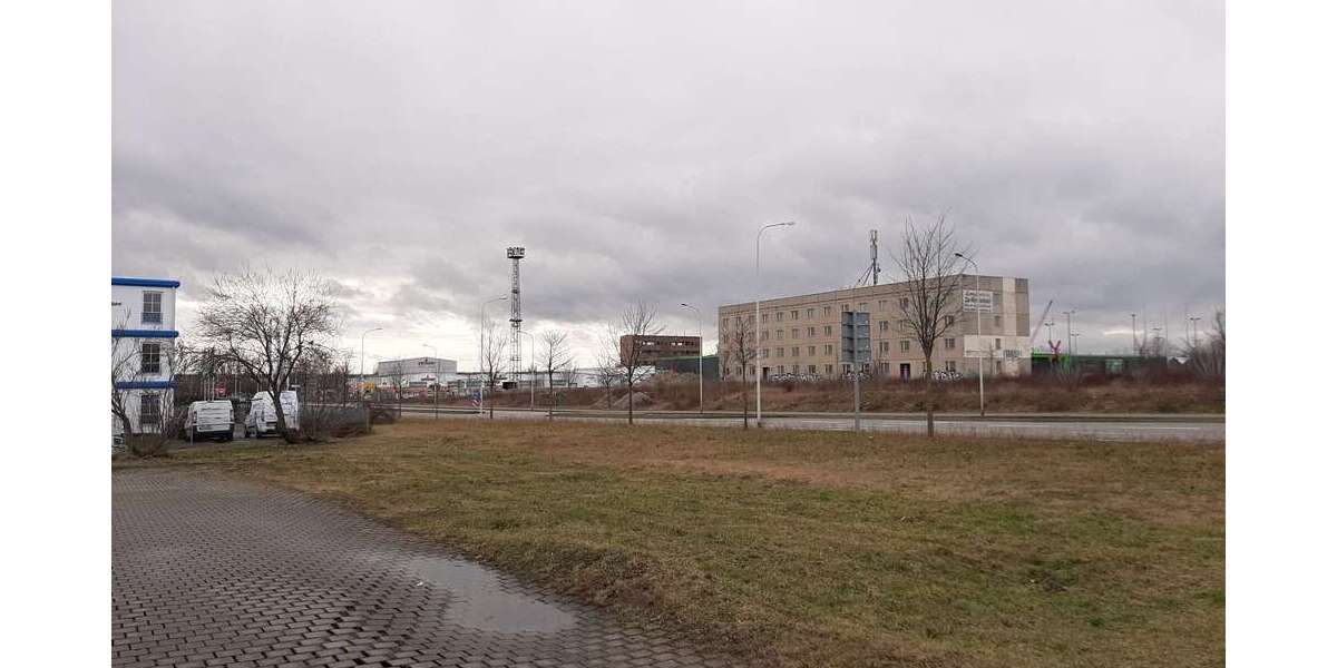 + Baugrundstück mit Altbau in Halle + nahe gelegen an der A143 + zimmer