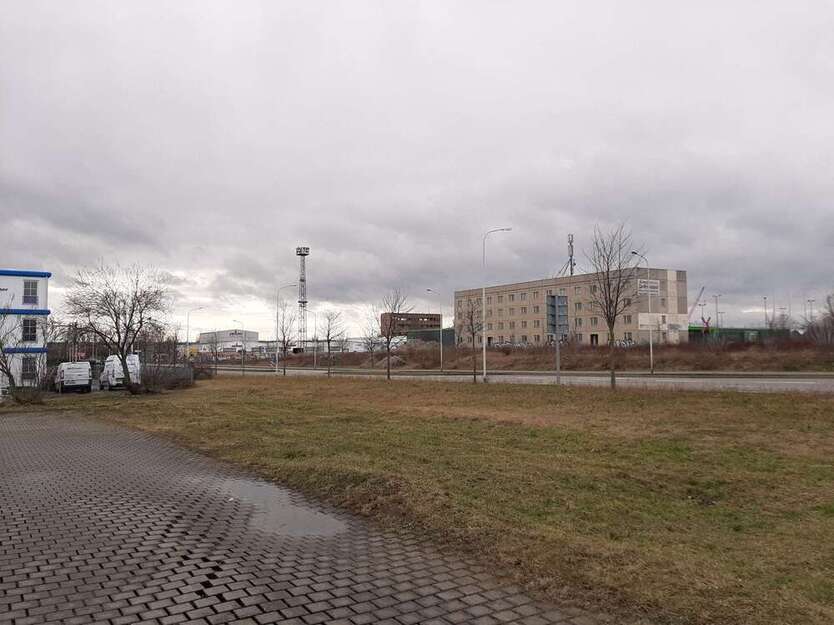 + Baugrundstück mit Altbau in Halle + nahe gelegen an der A143 + zimmer