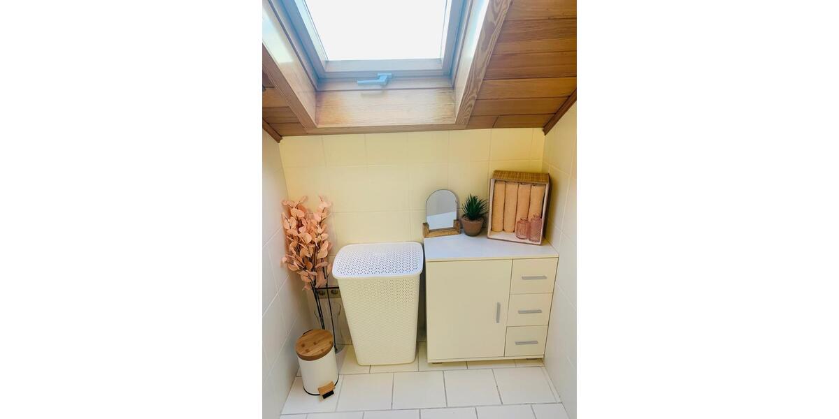 Renovierte und voll möblierte DG-Wohnung für Single-Person zimmer