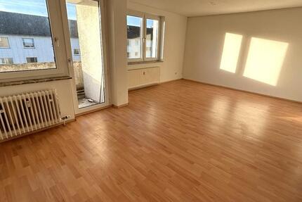 Großzügige 4-Zimmer-Wohnung mit Balkon und Einbauküche 4 zimmer