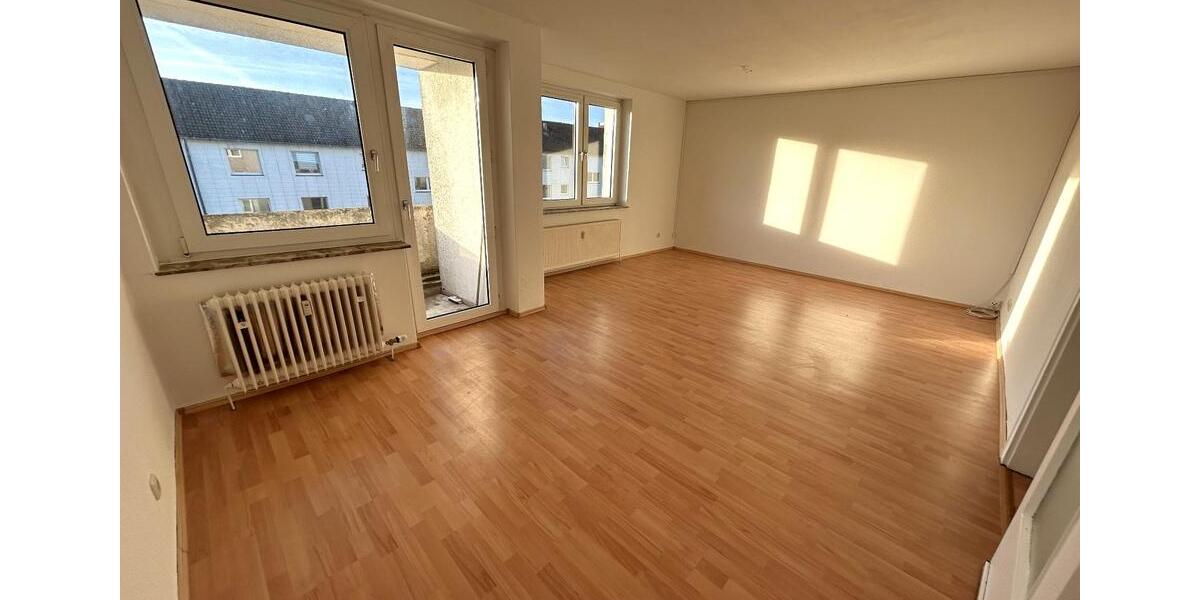 Großzügige 4-Zimmer-Wohnung mit Balkon und Einbauküche 4 zimmer