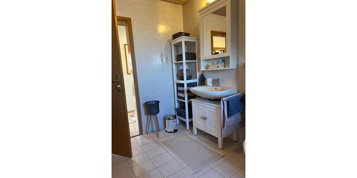 Dachgeschoßwohnung Höchberg - 3 Zimmer, 78 m&sup2;, 850&euro; | Angebot:25360970