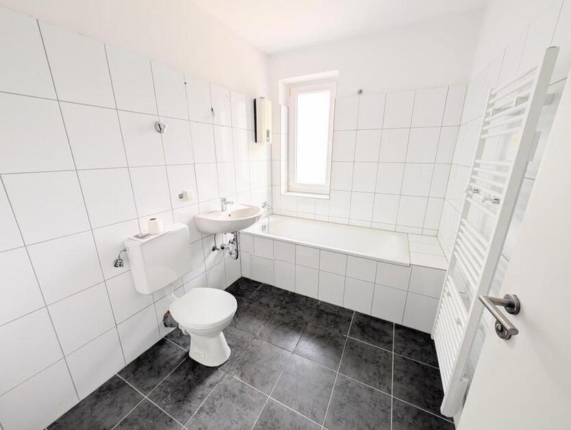 **Einziehen und wohlfühlen! +Balkon + modernes Tageslichtbad +Laminat +Gäste-WC** zimmer