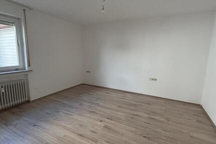 Schöne 3-Zimmer-Wohnung mit neuer Einbauküche zimmer