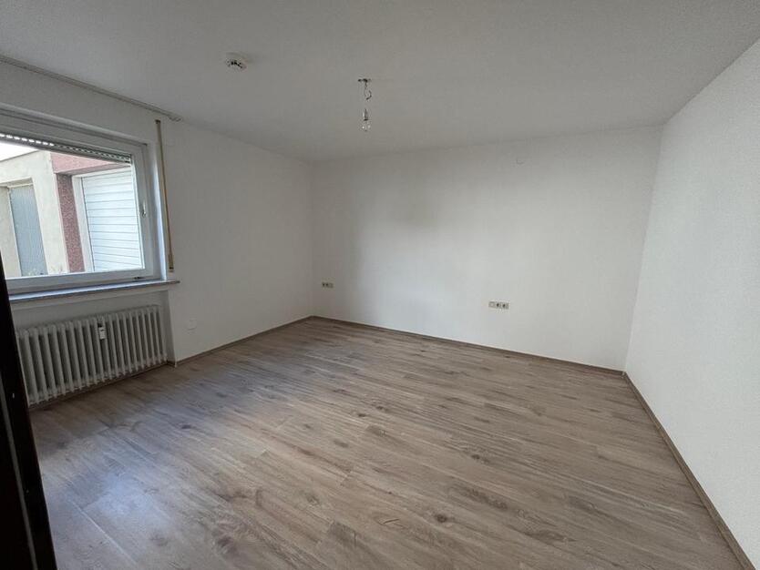 Schöne 3-Zimmer-Wohnung mit neuer Einbauküche zimmer