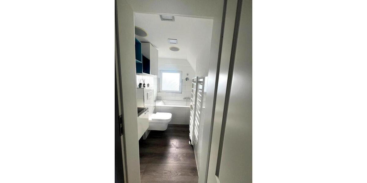 Dachgeschoßwohnung Solingen Mitte - 3 Zimmer, 93 m&sup2;, 1.300&euro; | Angebot:26521883