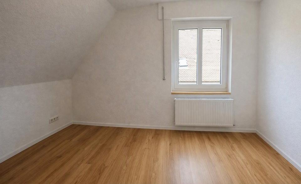 Dachgeschoßwohnung Oettingen in Bayern - 3 Zimmer, 92 m&sup2;, 1.000&euro; | Angebot:27617393