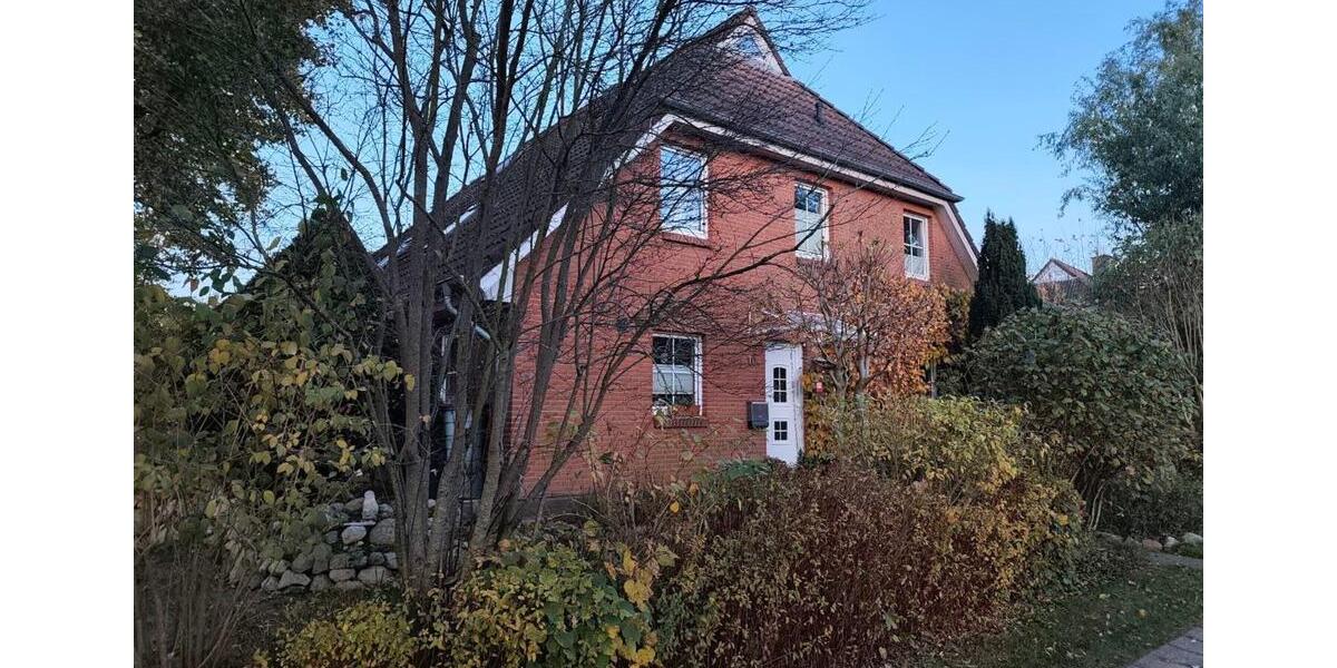 Geräumige Doppelhaushäfte mit Vollkeller auf dem Lande zimmer