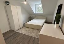 ‼️Möbliertes WG-Zimmer in kernsanierter DG-Wohnung mit Einbauküche und Spitzboden zu vermieten‼️