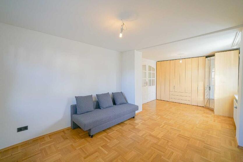 Freistehendes Einfamilienhaus mit Garten und Sonnenbalkon zimmer