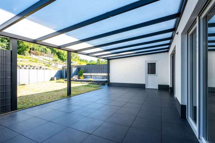 Neuwertiges Mehrfamilienhaus in Hamm-Heessen: 3 Einheiten, Gewerbefläche & privater Garten