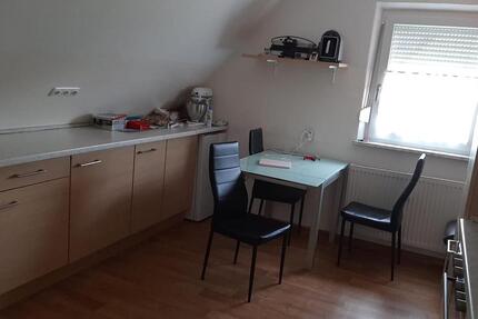 Zentrale 2-Zimmer-Wohnung mit ausgebautem Dachboden & Einbauküche zimmer