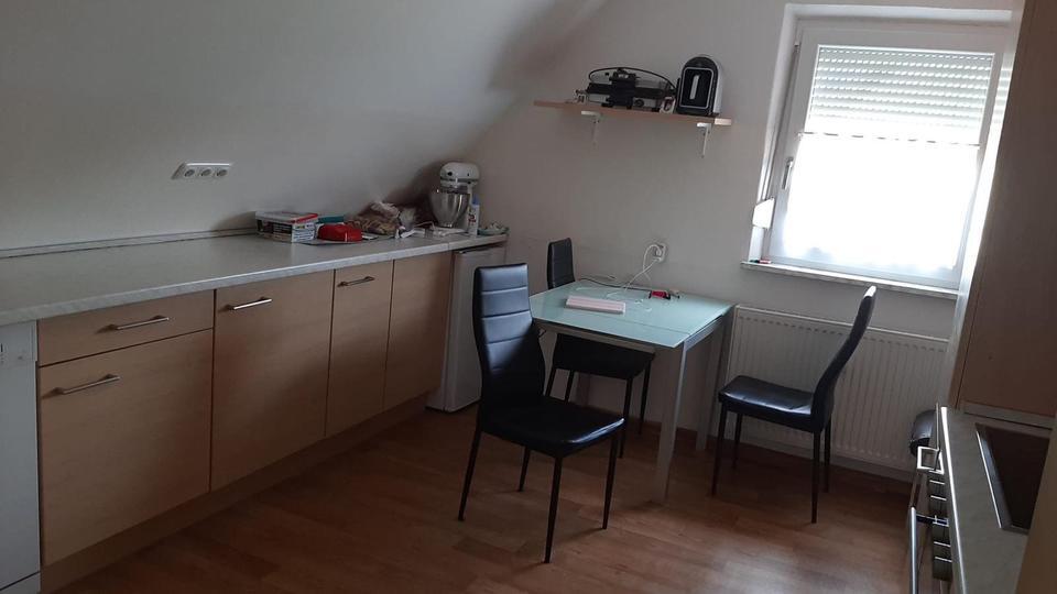 Zentrale 2-Zimmer-Wohnung mit ausgebautem Dachboden & Einbauküche zimmer