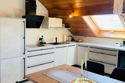 Renovierte und voll möblierte DG-Wohnung für Single-Person zimmer