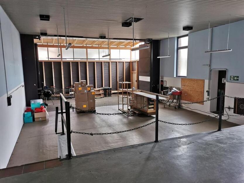 Kleine Halle mit Büro und Freifläche  vielseitig nutzbar zimmer