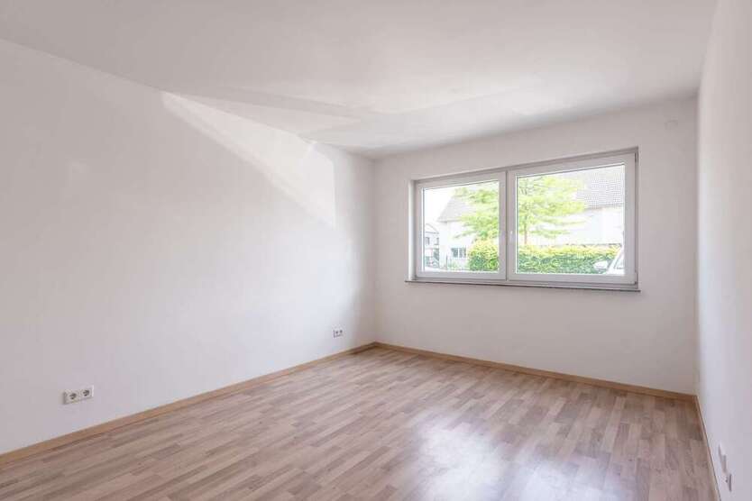 Neuwertiges Mehrfamilienhaus in Hamm-Heessen: 3 Einheiten, Gewerbefläche & privater Garten