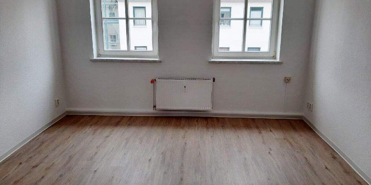 Direkt einziehen! Frisch renovierte kleine 3 Zimmer-Wohnung mit separater Küche und Tageslichtbad 3 zimmer