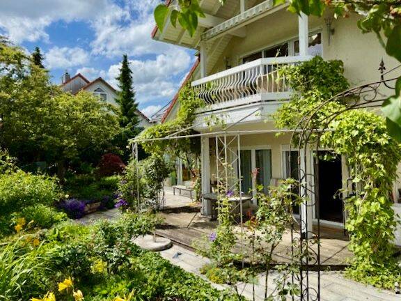 Modern trifft Gemütlichkeit, großzügiges Zweifamilienhaus mit tollem Wintergarten für Jung und Alt!