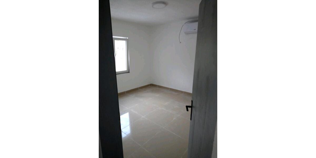 Ein legales Haus in Montenegro steht zum Verkauf. zimmer