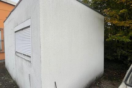 Kleines, schlichtes Bürogebäude zimmer