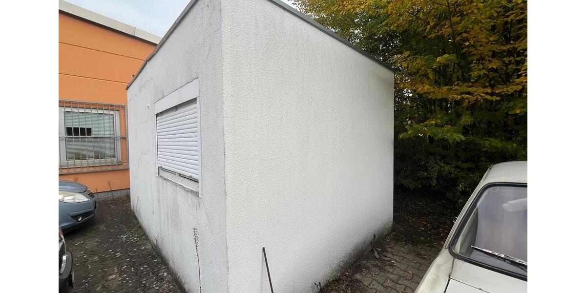 Kleines, schlichtes Bürogebäude zimmer