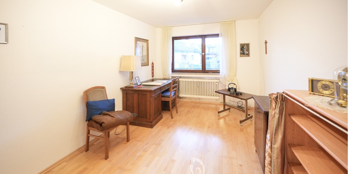 Zwei- bis Dreiparteienhaus in zentraler Lage mit Einliegerwohnung und Ausbaupotenzial im DG - Zweifamilienhaus Zell am Main | Angebot:26321773