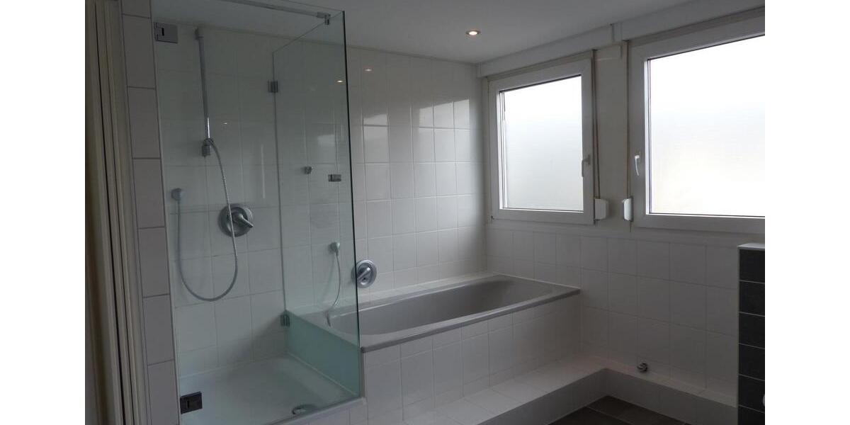 Helle, modernisierte 3-Zimmer Wohnung im DG mit Garage 3 zimmer