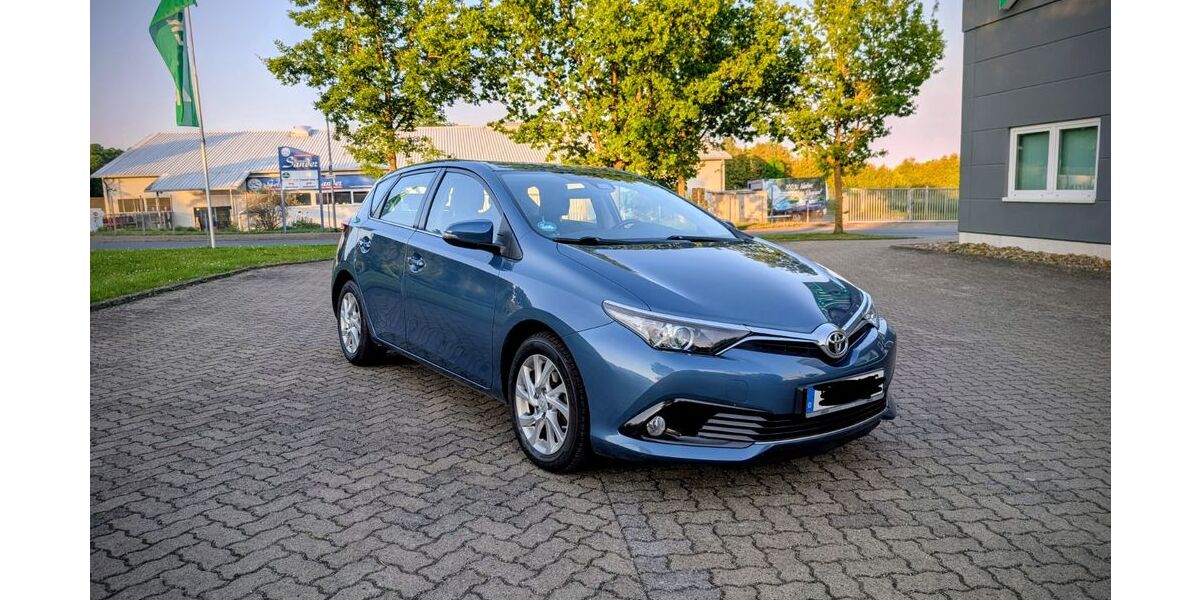 Toyota Auris 121.875 km 9.800 &euro; Salzgitter 38226