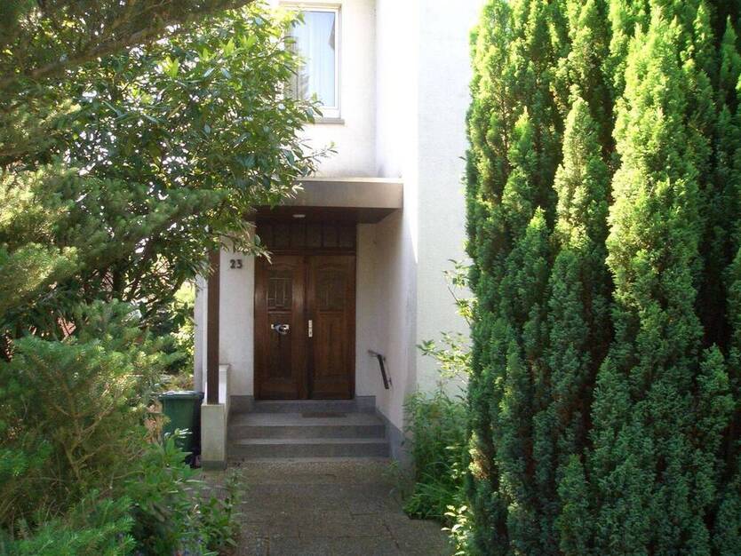 Zum Verkauf bieten wir an: ein großes Wohnhaus (Altbau) mit 3 Wohnungen und 2 Garagen in stadtnaher Wohnlage