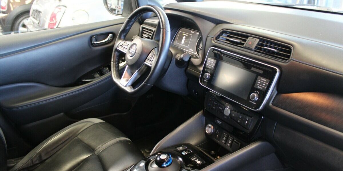 Nissan Leaf 40KWh Tekna 73.565 km 12.980 &euro; Euskirchen 53881