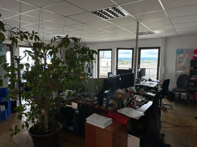 Penthouse-Büro mit Dachterrasse, Flughafenblick, komplett möbliert, sofort frei zimmer