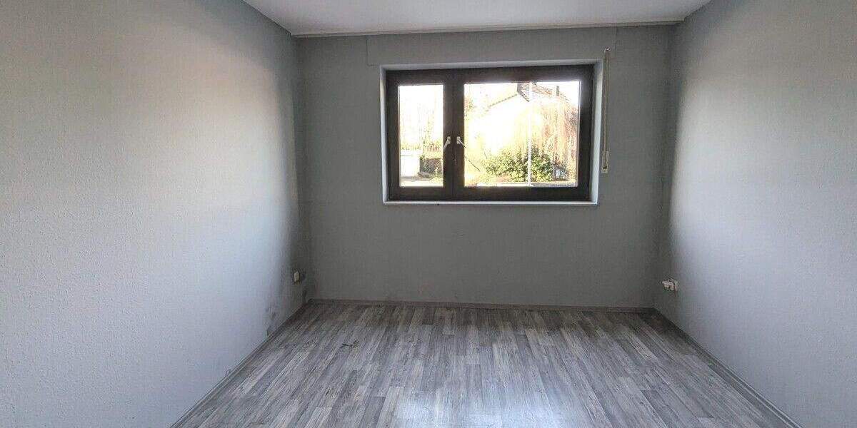 Dornröschen sucht Prinzen: Große Wohnung im EG mit Kamin, Garten und Tiefgarage 3 zimmer