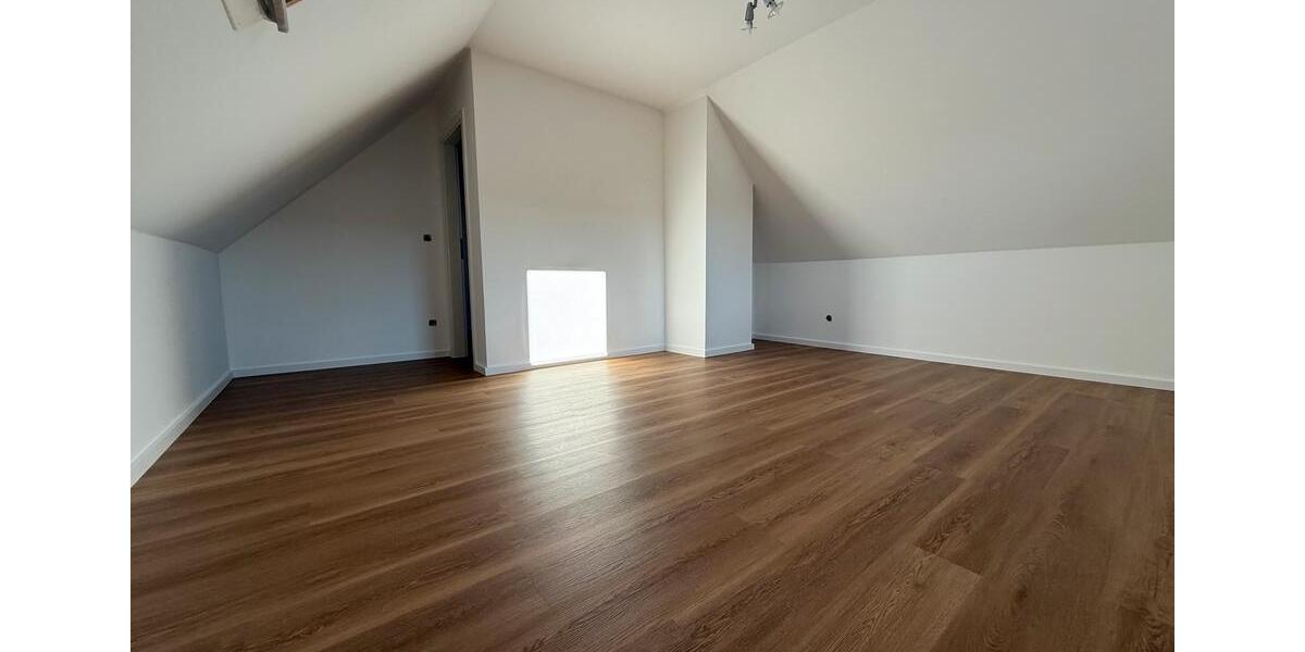 Dachgeschoßwohnung Grefrath - 4 Zimmer, 120 m&sup2;, 1.200&euro; | Angebot:25365398