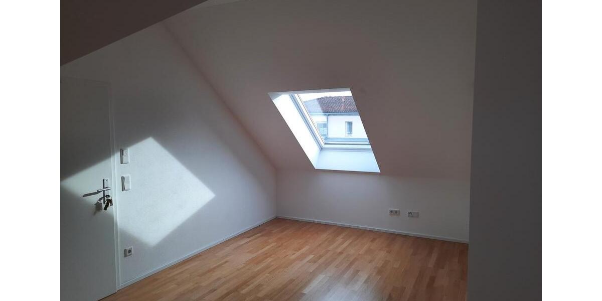 Dachgeschoßwohnung Ingolstadt - 2.5 Zimmer, 93 m&sup2;, 1.350&euro; | Angebot:26321371
