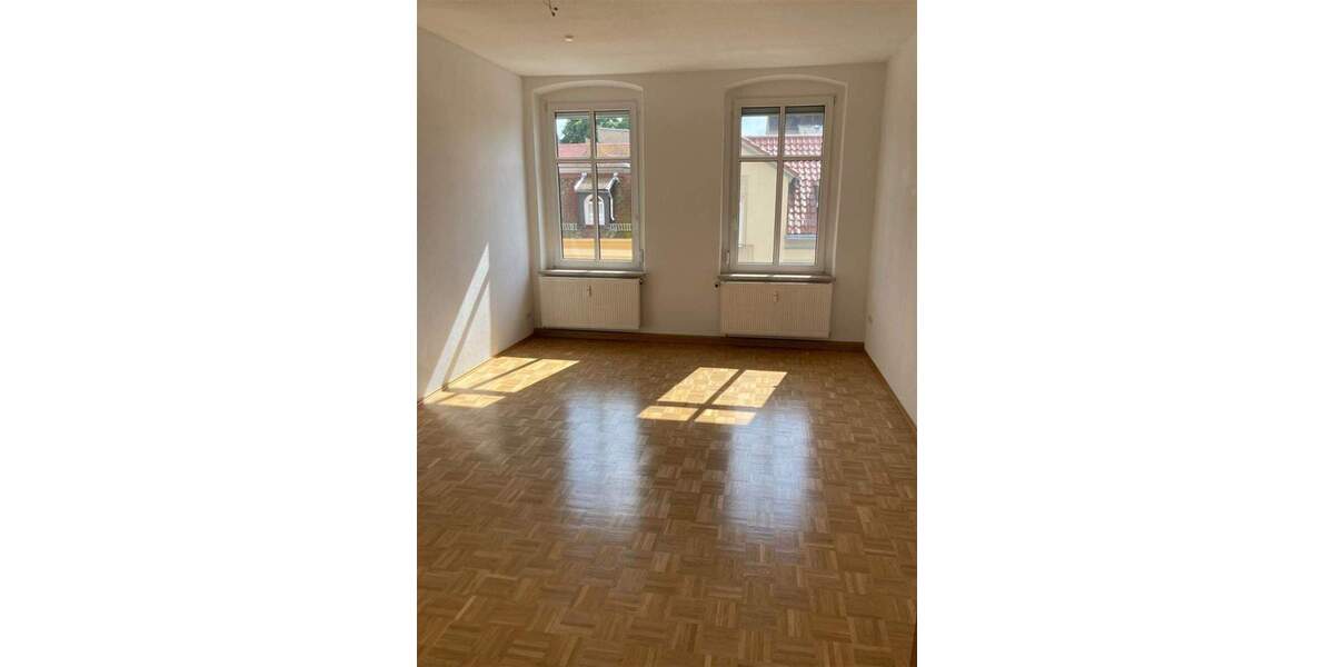 Großzügige 3-Zimmer mit Parkett, und offener Küche in zentraler Lage! EBK mgl. 3 zimmer