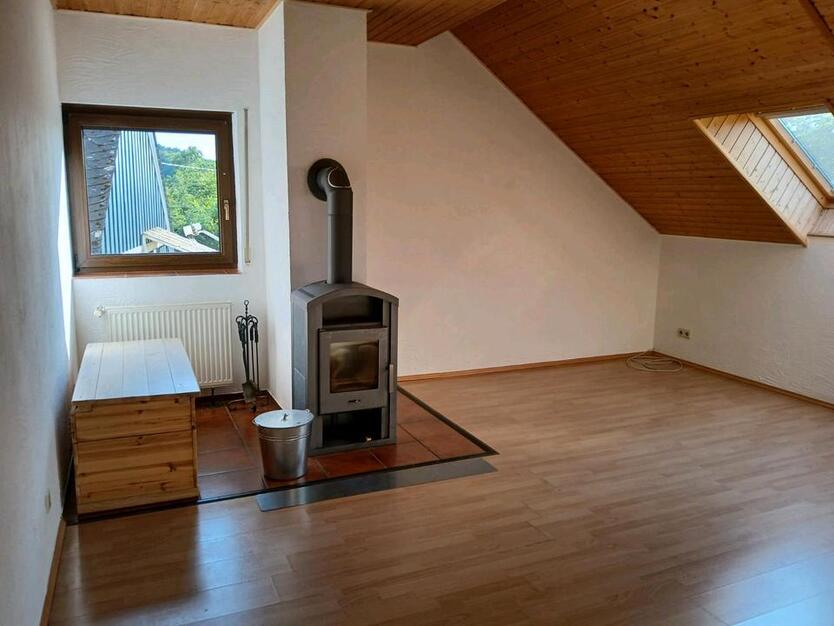 großzügige DG Wohnung in Neuhof zu vermieten