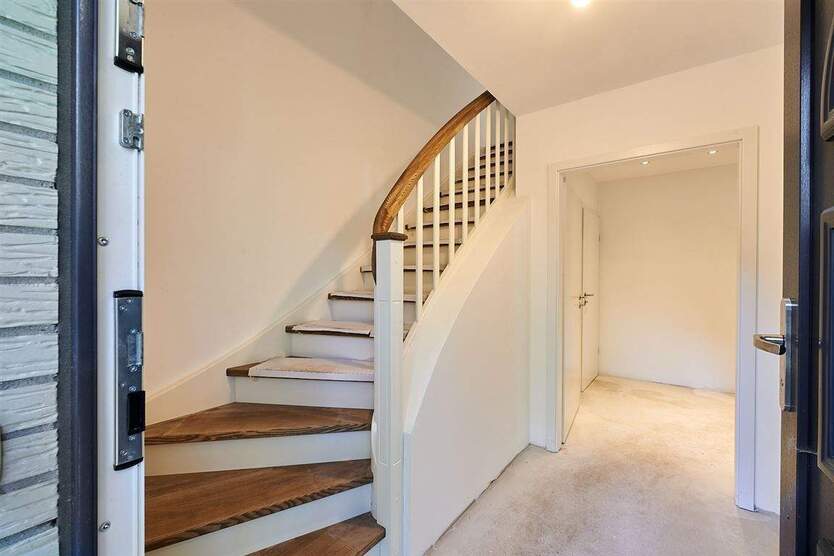 Provisionsfrei! Modernisiertes Raumwunder mit vielfältigen Nutzungs- und Gestaltungsmöglichkeiten 8 zimmer