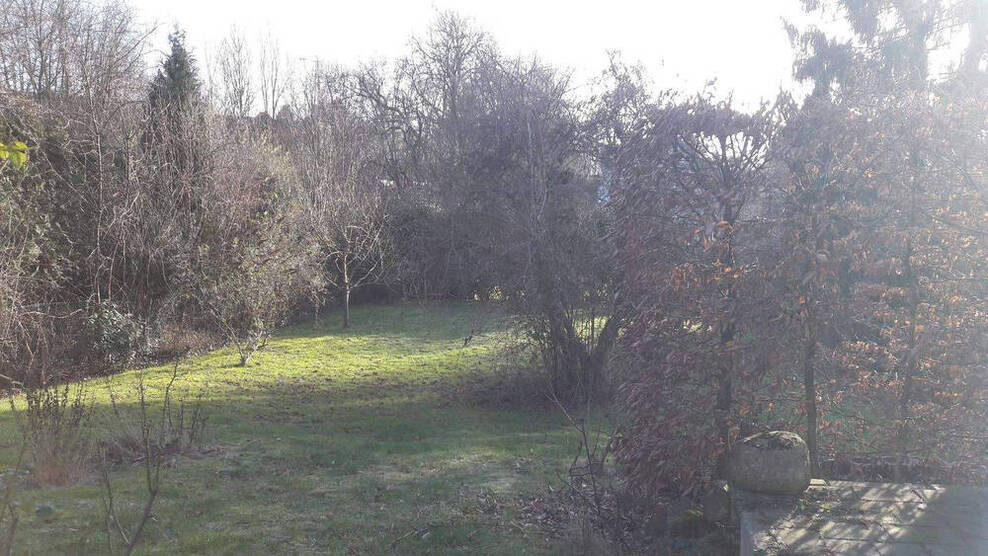 Zum Verkauf bieten wir an: ein großes Wohnhaus (Altbau) mit 3 Wohnungen und 2 Garagen in stadtnaher Wohnlage