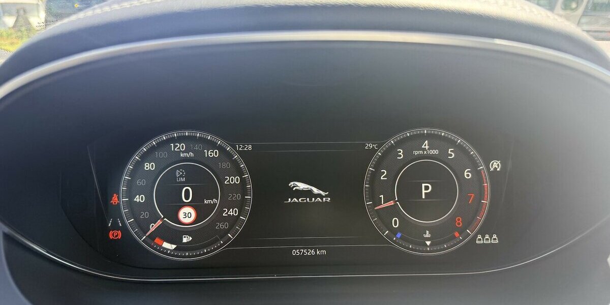 Jaguar E-Pace R-Dynamic S AWD/TOP/AHK/PANO 57.200 km 23.999 &euro; Frankfurt 60386