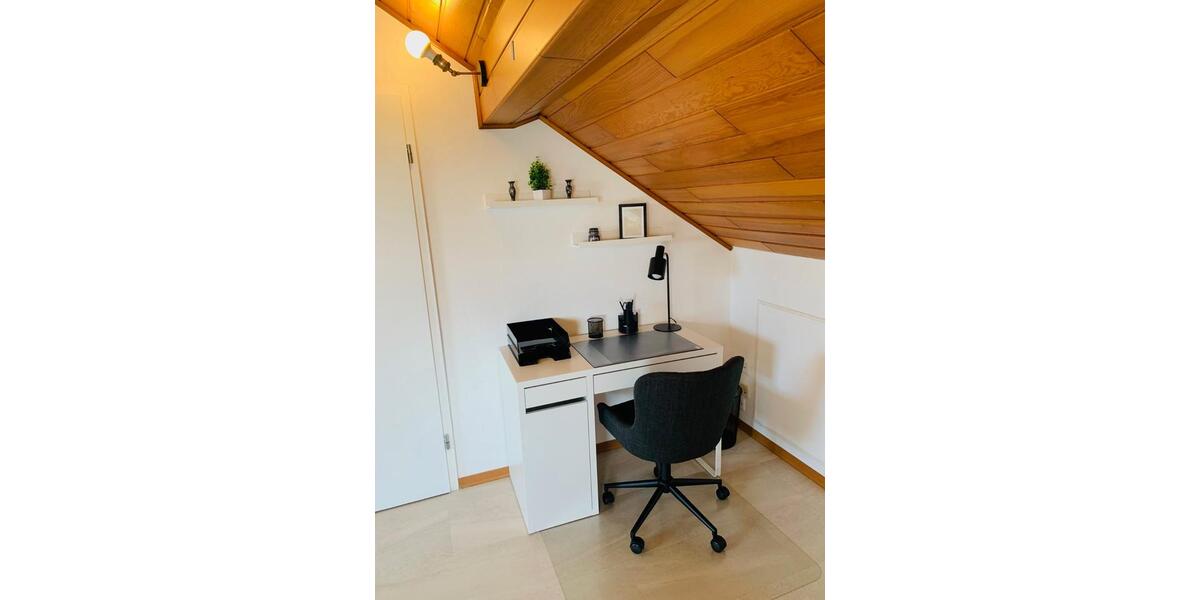 Renovierte und voll möblierte DG-Wohnung für Single-Person zimmer