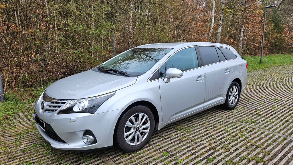 Toyota Avensis 227.000 km 4.750 &euro; Gauting 82131