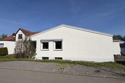 Produktionshalle mit Büroräume zimmer