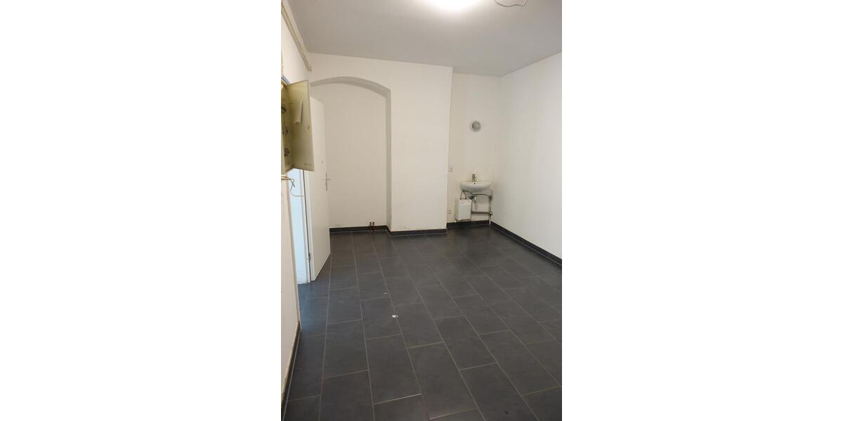 Ladengeschäft im Eingangsbereich zur Fußgängerzone zimmer