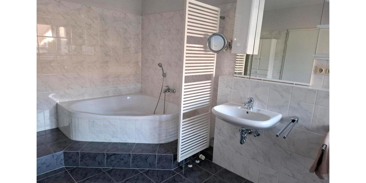 Doppelhaushälfte Niederkassel - 3 Zimmer, 137 m&sup2;, 2.200&euro; | Angebot:25146145